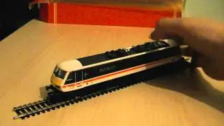 Hornby Railways R242 Class 90 Intercity Swallow Electric Locomotive Review (OO Gauge) HD