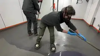Application de r&eacute;sine de sol industriel avec Vernis de finition.