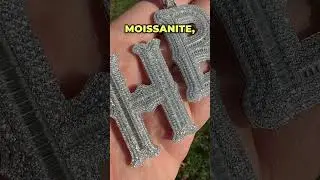 Более 10 лет опыта &mdash; большой кулон из муассанита с надписью &laquo;Старая английская буква&raquo; от Harlembling