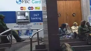 Cash shortage forces Zimbabweans to sleep outside banks