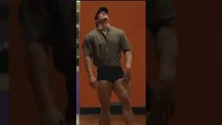 Sam Sulek complains about the Lighting while Showing off his MASSIVE Legs #bodybuilding #gym