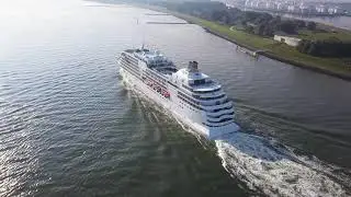 Seven Seas Navigator entering the Harbor of Rotterdam