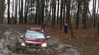 Volvo XC90 v8 offroad. Volvo in deep mud.