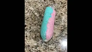 How to pipe more than one color of frosting at the same time￼