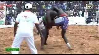 #LutteTraditionnelle  : Le sextuple champion Issaka Issaka tombe face &agrave; Aybo Hassan de Maradi.