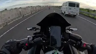Ninja 650 chasing a GSX-R750 on a wide open highway &mdash; nice speed, clean lines