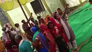 ग्राम प्रसाद पूर्व डांस हवन पर 