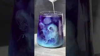 Butterfly Pea Flower Tea Latte 👻💙 - recipe on instagram @ohhtea_ #tea #butterflypeaflower #milktea