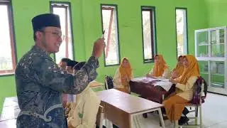 التعليم اللغة العربية لغير الناطقين بها في الفصل الثاني عشر في مدرسة العالية منمبع العلوم بمالانج