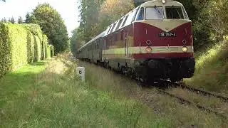 Personenzug der Deutschen Reichsbahn dieselt am 21.9.2025 mit 118 757 durch Schlettau im Erzgebirge