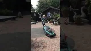 Met de grasmachine spelen