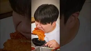EATING STEAK WITH SPICY FRIED CHICKEN #shorts #mukbang #steak #friedchicken