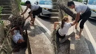 A righteous passerby helps a person who has been crushed by a huge object on the roadside