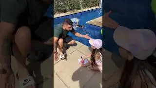 BOBBIES GOOD perto da piscina