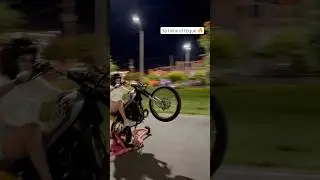 As&iacute; se levanta una moto 🔥🥷🏻 #stunt. #parati  #videoviral  #videoshort  #videos horas  #shortvideo