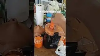 Making carrot juice | Black and decker juicer. #juicer #carrotjuice #freshcarrots