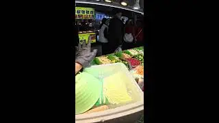 Live broadcast of street food specialties and fruit delicacies