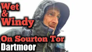 Влажный и ветреный кемпинг в дикой местности на горе Суртон-Тор в Дартмуре.
