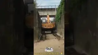 Qued&oacute; en  cerrado 👷en su propia trampa y no encontr&oacute; soluci&oacute;n 😭😭#excavator