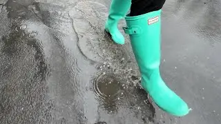 水たまりがいっぱいの広場にて（At a plaza full of puddles）
