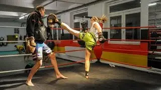H&uuml;bsche Thai-Boxerin Pia: Hier zeigt uns die 17-J&auml;hrige ihre h&auml;rtesten Box-Skills
