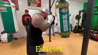 DAVID BENAVIDEZ SHOWS BIG BOY (WORLD BIGGEST MEXICAN) SOME BOXING TIPS - ESNEWS BOXING