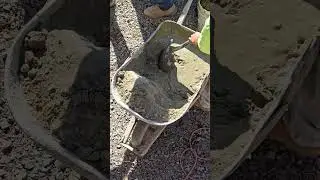 смешивание песка и портландцемента в соотношении 2:1 для нанесения базового слоя на ремонт цемент...