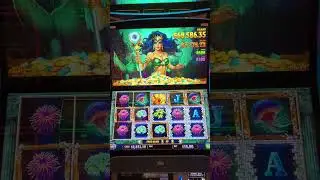 Playing a HOT Slot at El Cortez Vegas!