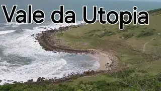 Caminhando pelas trilhas  costoēs  e vale da Utopia 
