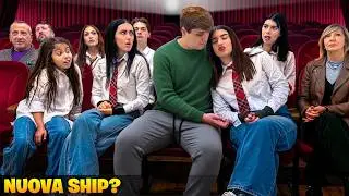 LUCREZIA E IL BULLO VENGONO SCOPERTI DA ILARY E NICOLE AL CINEMA DELLA SCUOLA MENTRE SI BACIANO !