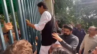 Imran Khan Jumps On The Main Gate Of Banigala Residence To Meet PTI workrs