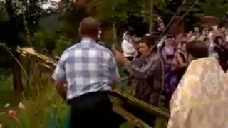 Піднімають хрест на церкву - Малий Раковець.240.mp4