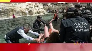 Climate activists dump charcoal in Rome&rsquo;s Trevi Fountain