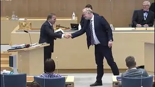 Johan Pehrson (L) tackar Stefan L&ouml;fven i sista riksdagsdebatten med m&aring;nga paket