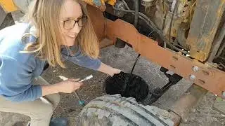 Mécanique sur le 681. Essaie d'un télescopique pour épandre le fumier. Poussins de 15 jours 🐥