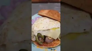 Бургер с колбасками для бранча