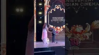 SRK once again proves why he&rsquo;s the ultimate gentleman! 💫✨#buzzzooka #srk