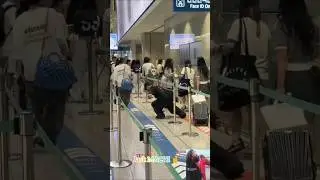 Jackson is playing at the airport. Jackson is childish at times.😆 Machi Ushhh #jacksonwang #jackson