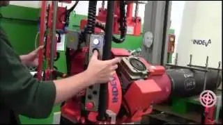An INDEVA&reg; Liftronic&reg; Air for screwing large pipes