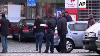 Four armed men enter apartment in Ghent; police at the scene