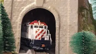 BN SD40-2 Hauling Ammonium Nitrate Through The Mountains. #train #railway #modelrailroad 