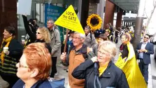 A STOP CSG Groundswell arrives at AGL HQ Noth Sydney
