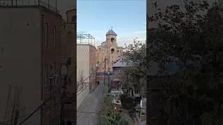 Вид с крышной террасы одного из отелей в районе Авлабари в Тбилиси.