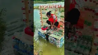 Un bateau fabriqu&eacute; uniquement avec des bouteilles en plastique