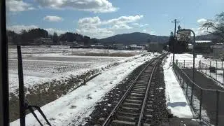 雪が積った冬晴れの釜石線 土沢駅～晴山駅間を走行するキハ100系の前面展望