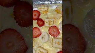 Strawberry banana pudding w/chessmen cookies 🍌 #bananapudding #strawberrypudding #diy #cookathome