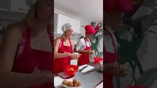 LEARNING TO MAKE AREPAS IN COLOMBIA 🧑🏼&zwj;🍳🇨🇴#shorts #colombia #travel
