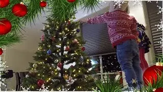 Saga og Petter pynter juletre | Julen 2018