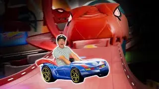 MEU CARRO FOI ENGOLIDO POR UMA SERPENTE GIGANTE NA PISTA HOT WHEELS!! - Hot Wheels Unleashed
