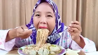 MANTAP!! MUKBANG BAKSO URAT ISI TELOR KUAH PEDAS TAMBAH KERUPUK